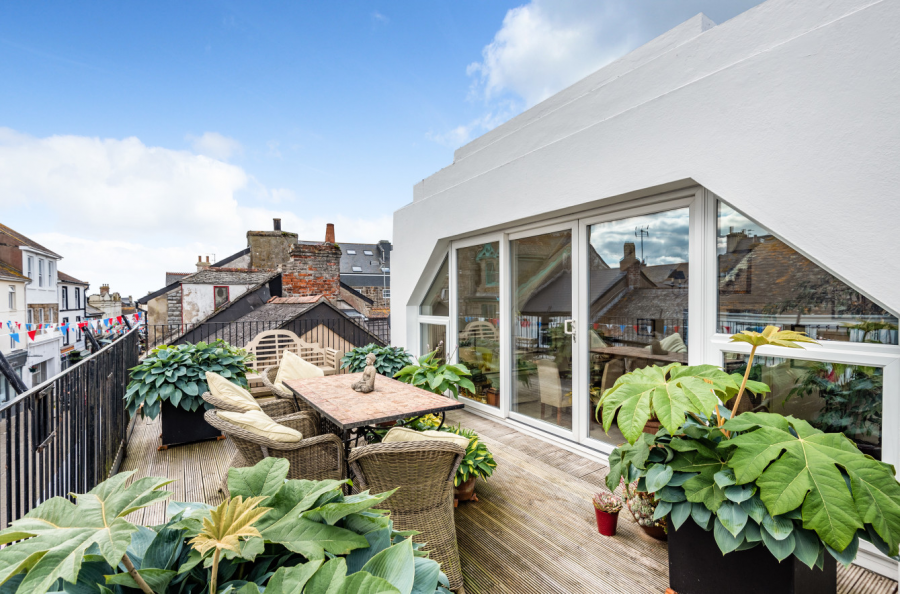 Waves Cafe Bar & Restaurant, 29 & 29a Causewayhead, Penzance, Cornwall